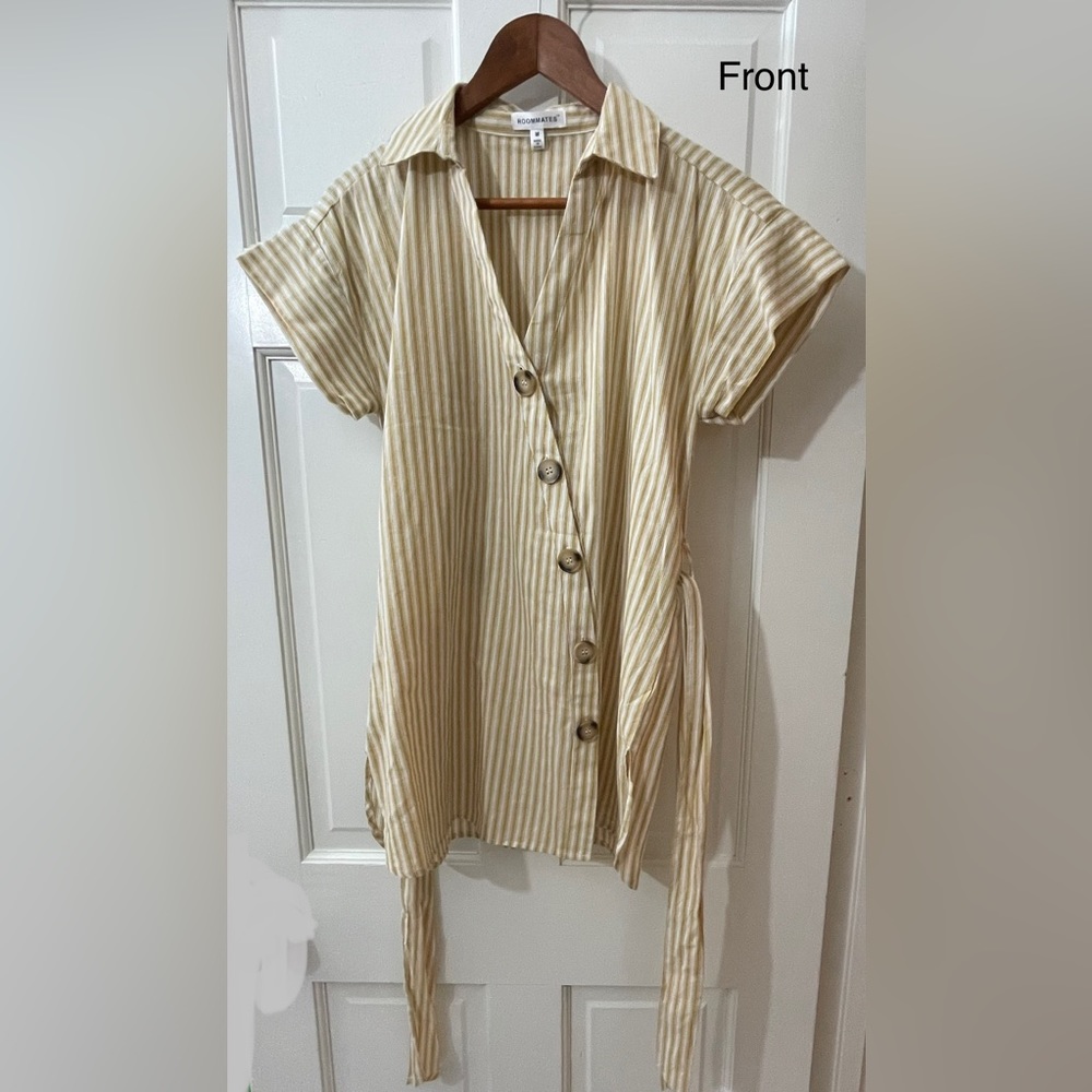 RoomMates asymmetrical button down top